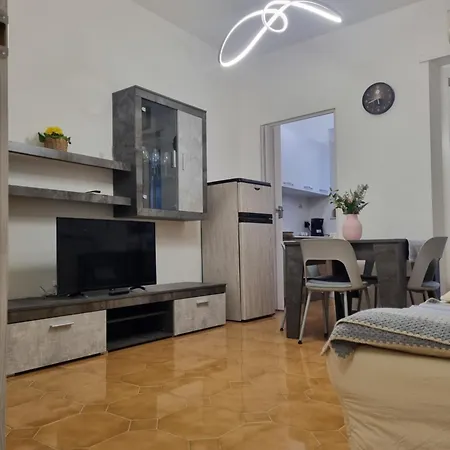 Elegante E Silenzioso Con Box Auto - San Paolo Lägenhet *