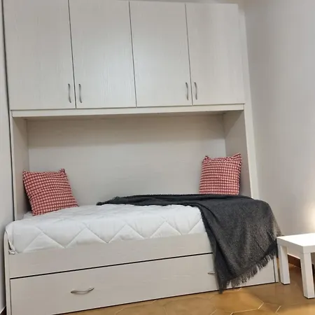 Elegante E Silenzioso Con Box Auto - San Paolo Lägenhet